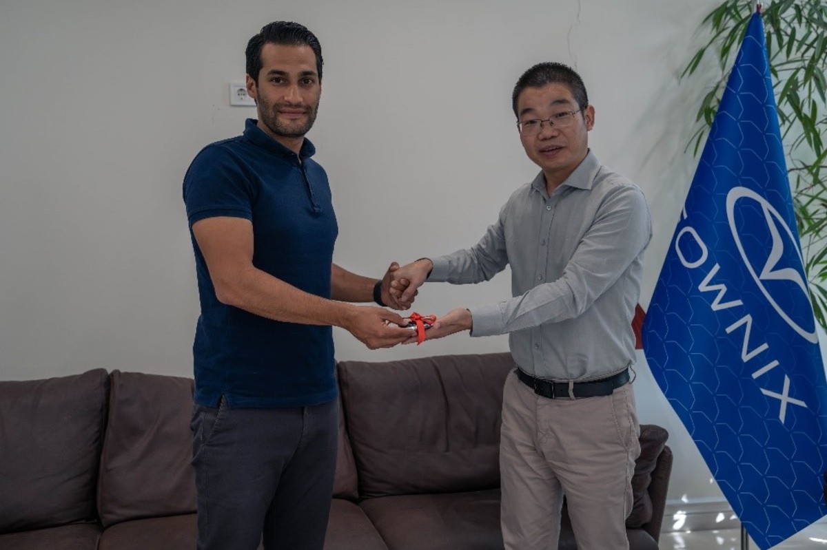 همکاری راننده مسابقات اتومبیلرانی با برند فونیکس