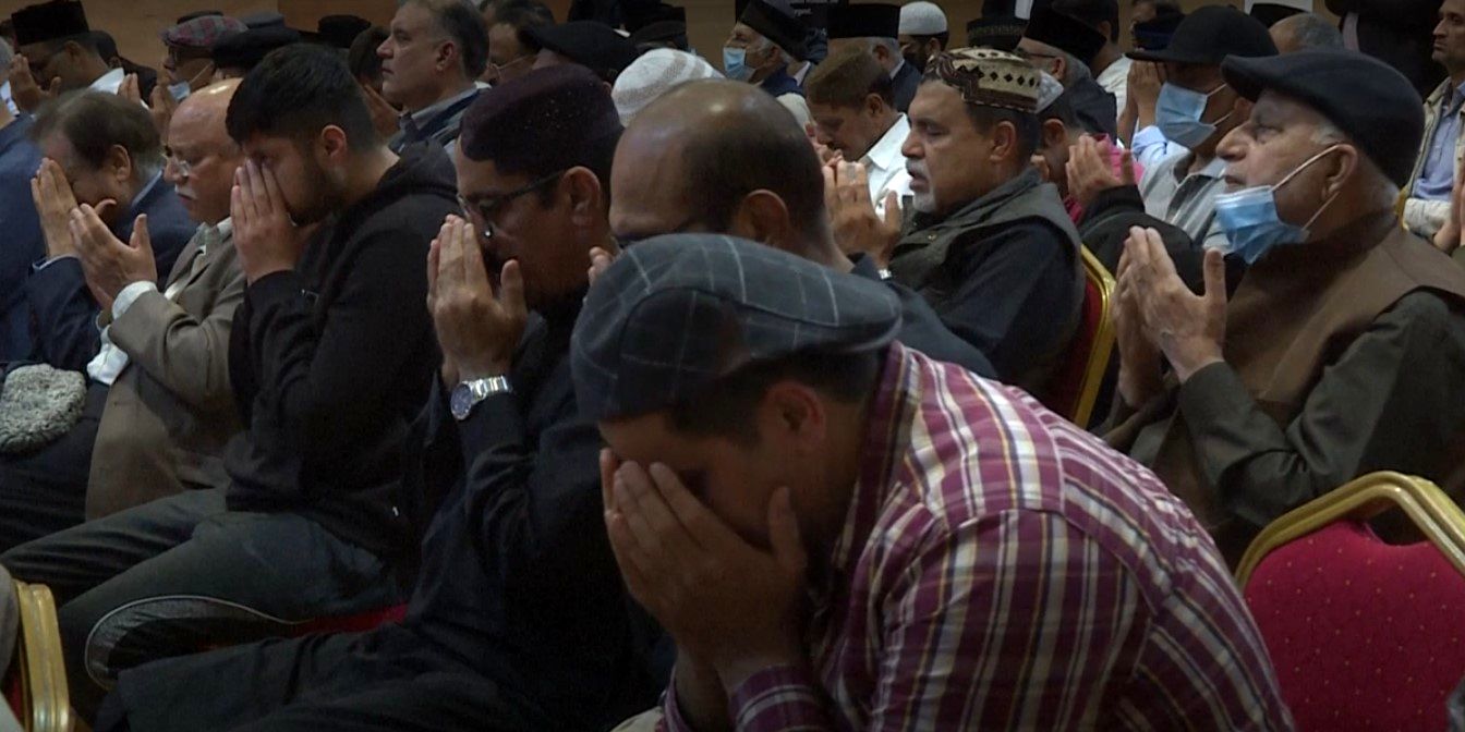 ​تصاویری از عزاداری برای ملکه انگلیس در یک مسجد