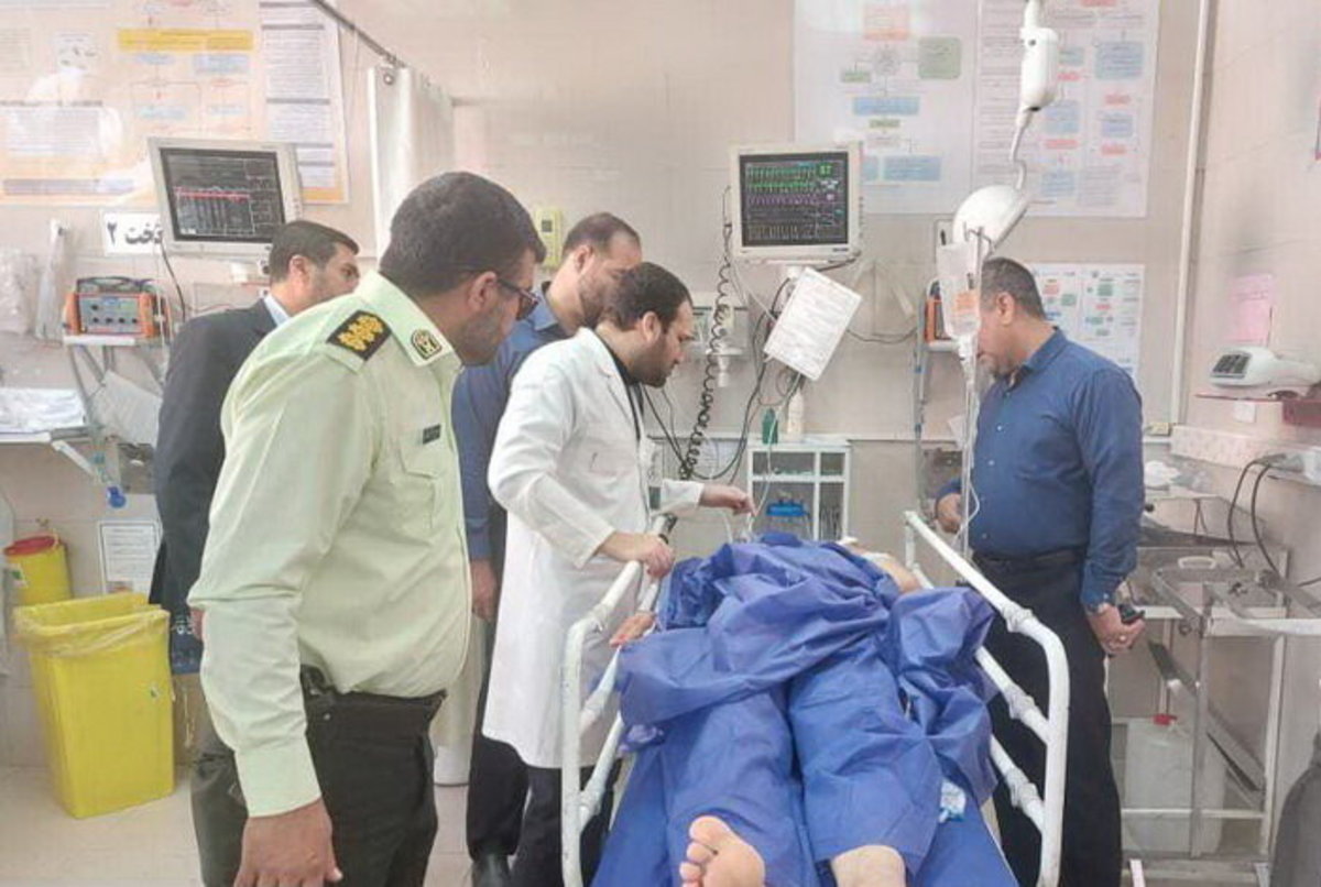 روایت شاهدان عینی از حادثه مسجد شیراز: ضارب در میانه دعای ندبه ایستاد و با صدایی بلند گفت که برای هدایت مردم آمده / پس از بازداشت گفت که به من الهام شده بود که به مردم حمله کنم