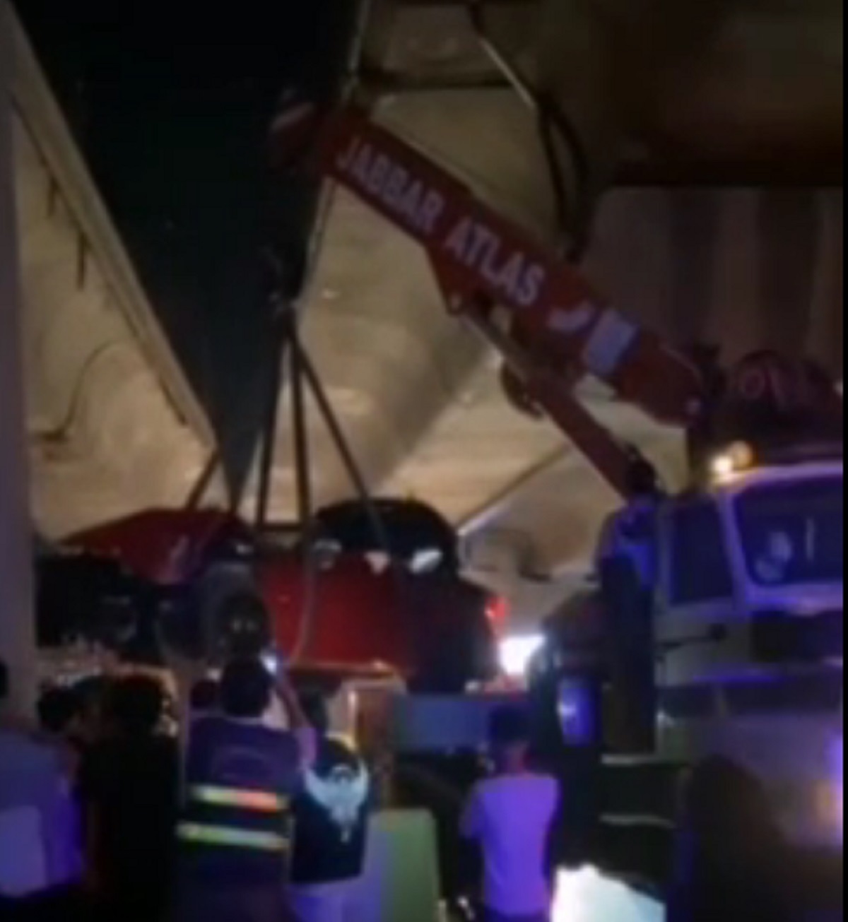 ببینید | تصادف شدید BMW چهار میلیاردی با پل صدر