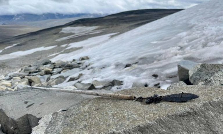 کشف اسلحه عجیب وایکینگها پس از ذوب شدن یخچالهای طبیعی قطب شمال کشف اسلحه عجیب وایکینگها پس از ذوب شدن یخچالهای طبیعی قطب شمال