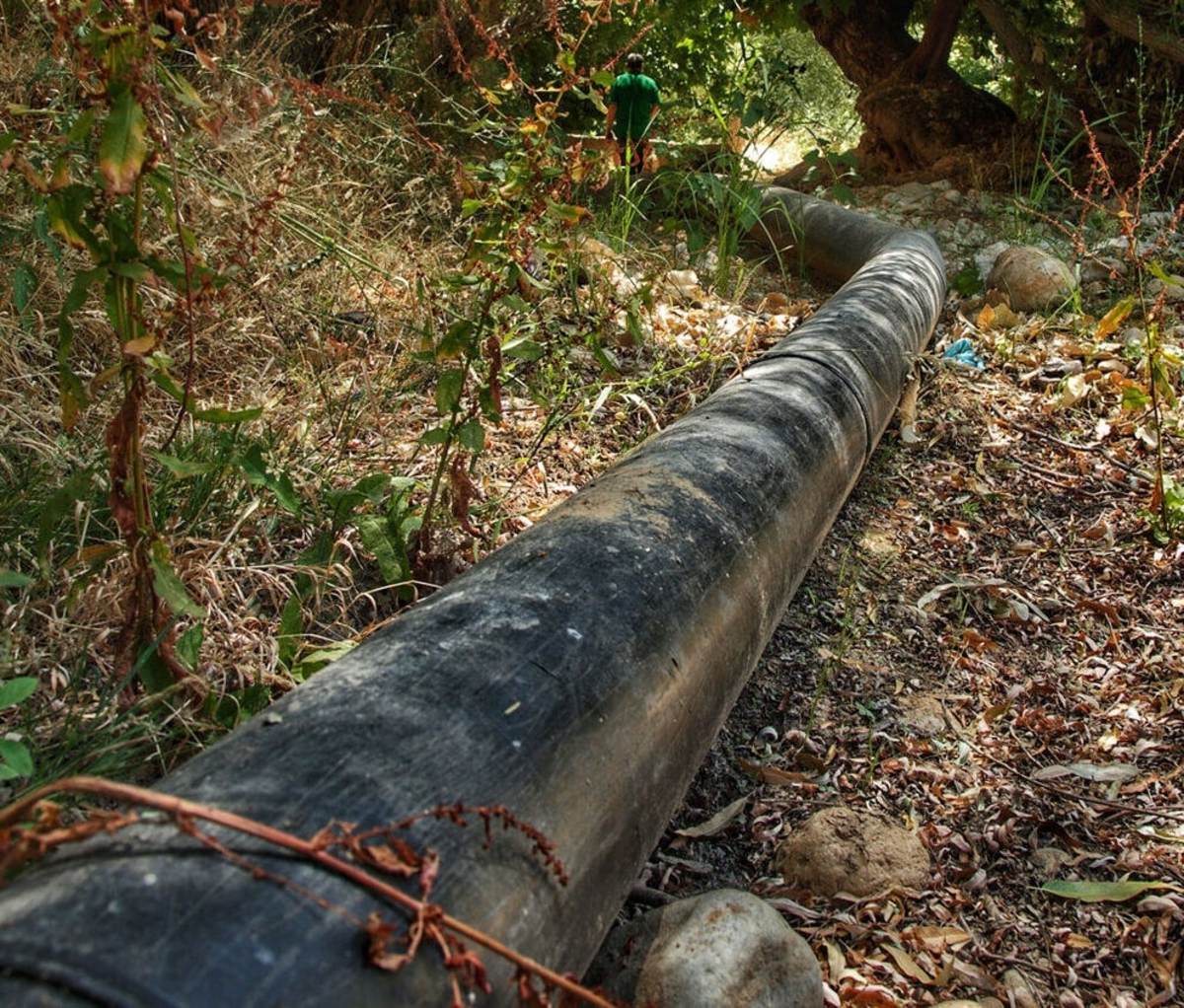 دزدان نفت لوله انتقال را در نجف آباد اصفهان تخریب کردند