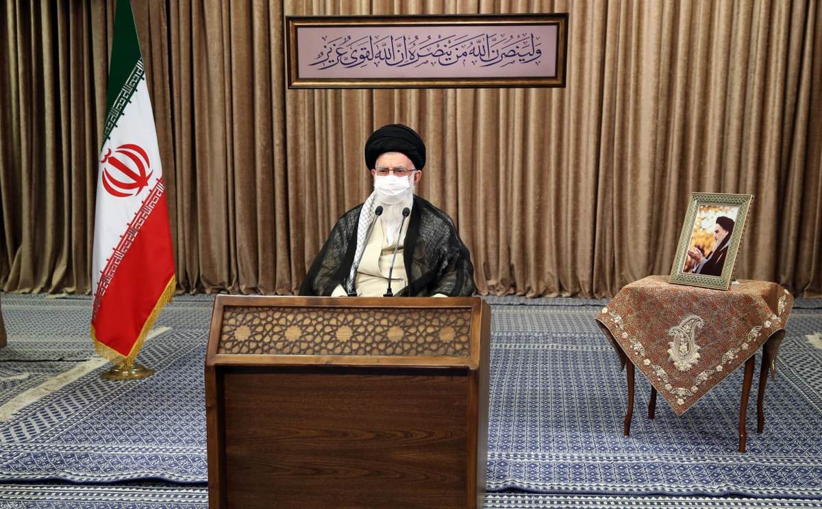 جمعی از پیشکسوتان و فرماندهان دفاع مقدس با مقام معظم رهبری دیدار می‌کنند