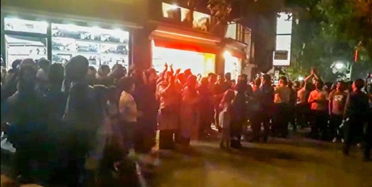 دومین شب تجمع مردم همدان در اعتراض به قطعی آب (+ فیلم)/ تجمع با مداخله پلیس پایان یافت