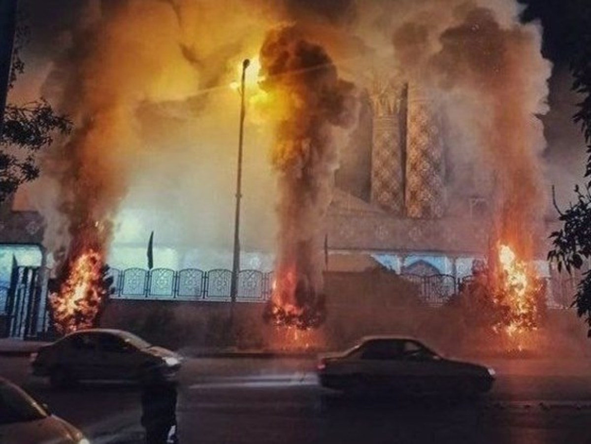 تسنیم: در‌ مشهد یک پلیس به آتش کشیده شد / در رشت، تصاویری از به آتش کشیدن یک مسجد منتشر شده / سه کشته در کردستان/ چندین پلیس ناجوانمردانه کتک خورده اند