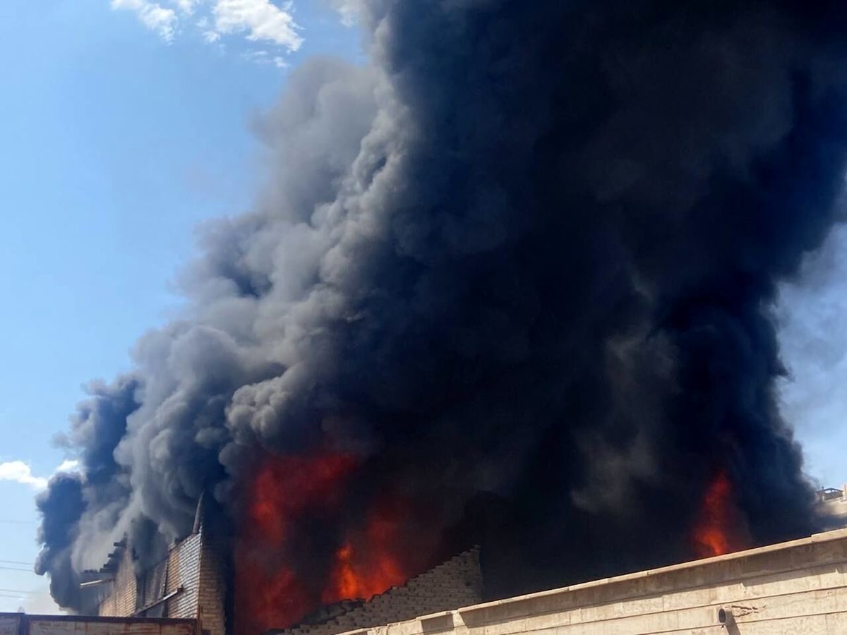 آتش‌سوزی گسترده انبار لوازم خانگی در کرمان / خسارت سنگین است