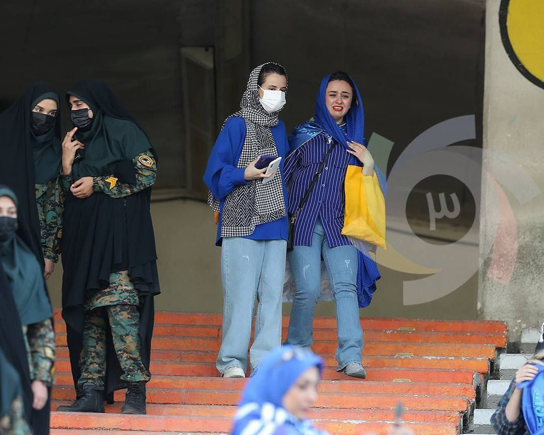 متفاوت‌ترین تصاویر از حضور زنان در آزادی/ بوسه زدن بر زمین ورزشگاه (عکس+فیلم)