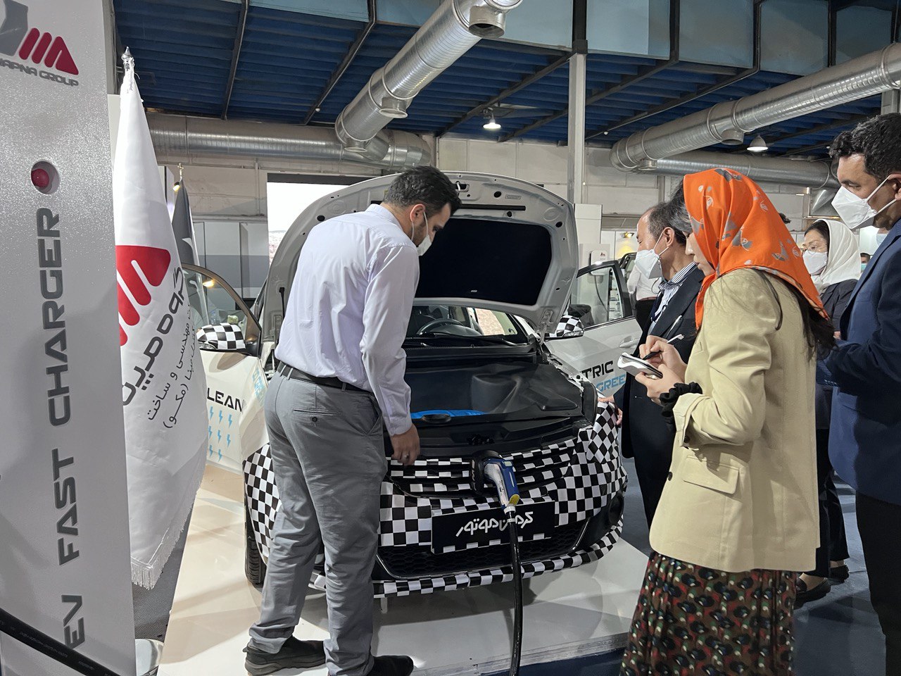 سفیر کره جنوبی پس از بازدید از غرفه کرمان موتور عنوان کرد: تلاشی همه جانبه برای همکاری هیوندا و کرمان موتور می کنم (+عکس)