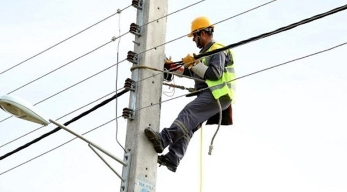 کرمانشاه/ مرگ کارگر اداره برق حین رفع اتصالی