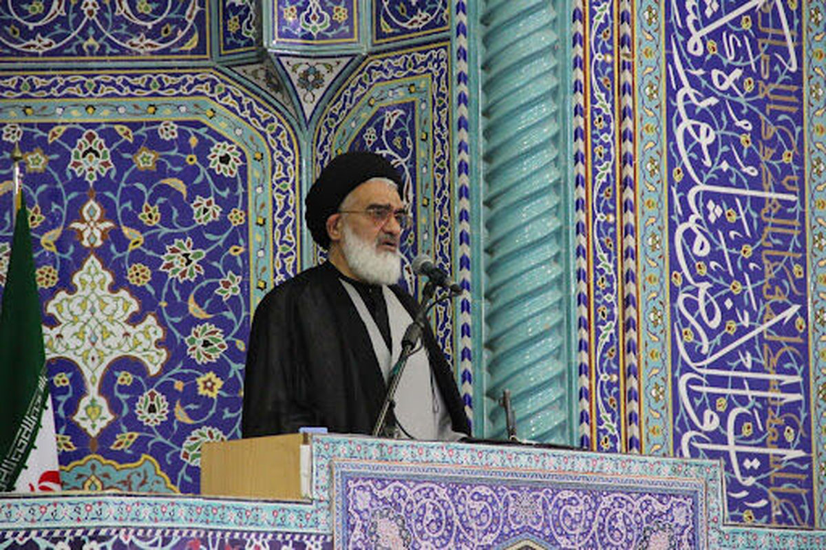 امام جمعه قم: فکری فوری برای فضای مجازی کنید که منشآ فساد و فتنه است