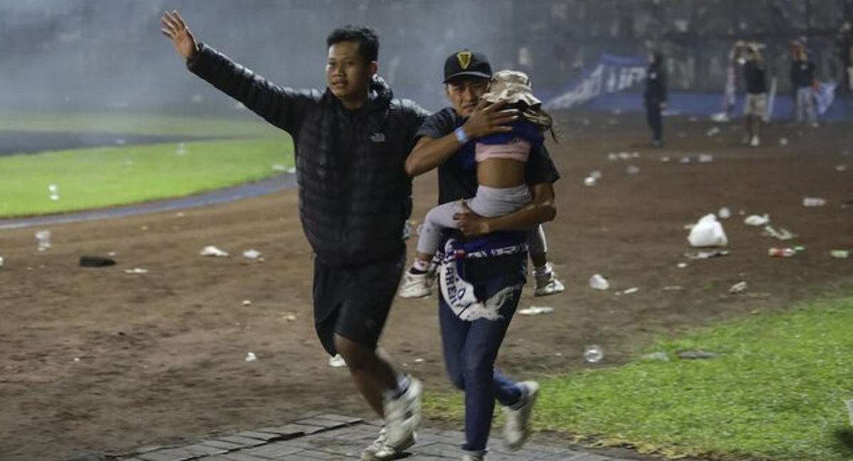 ۱۸۲ کشته در یک مسابقه فوتبال در اندونزی