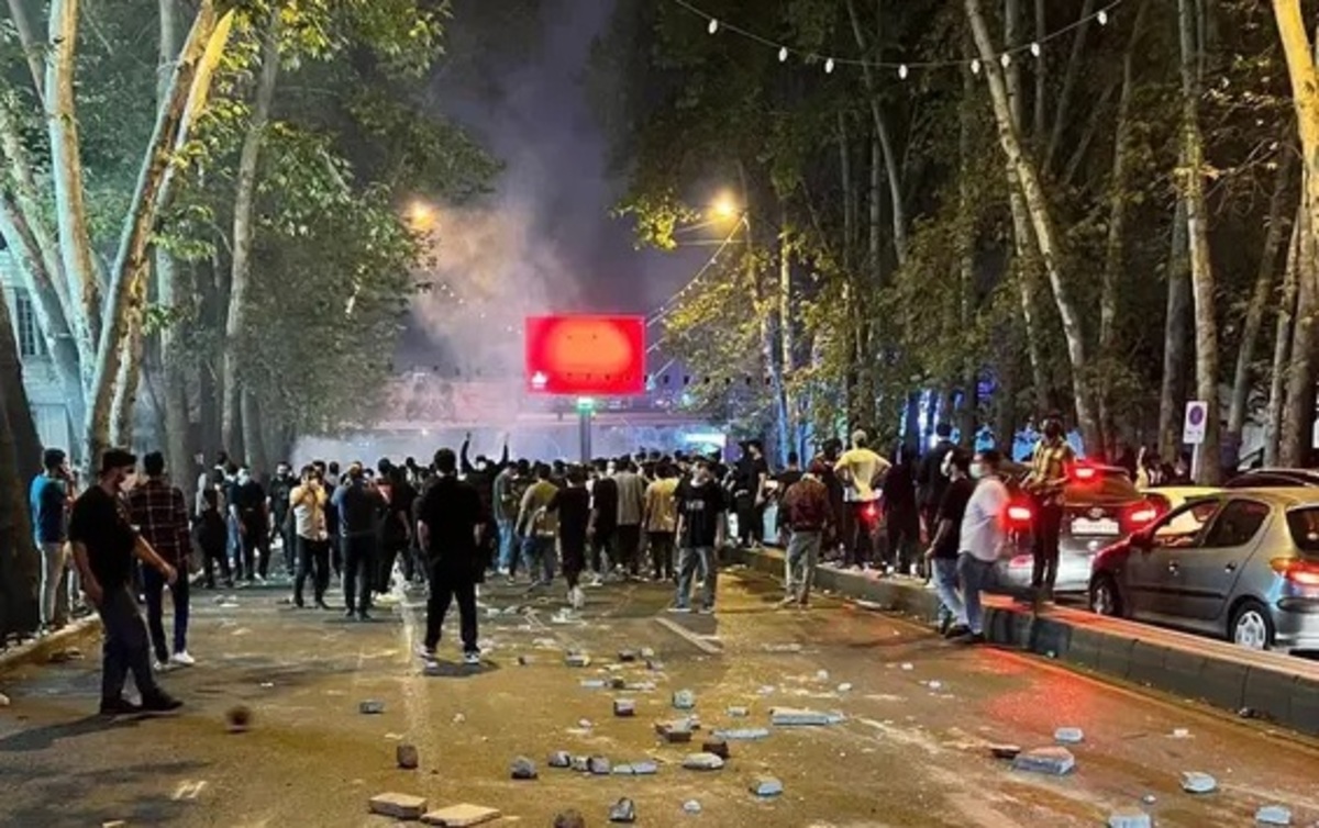 مدیر کل حفظ آثار و نشر ارزش های اسلامی: نباید اجازه داد تا اصل حجاب در جامعه کاهش یابد/ با آتش زدن سطل زباله و اقدامات ناشایست این مملکت سقوط نمی کند