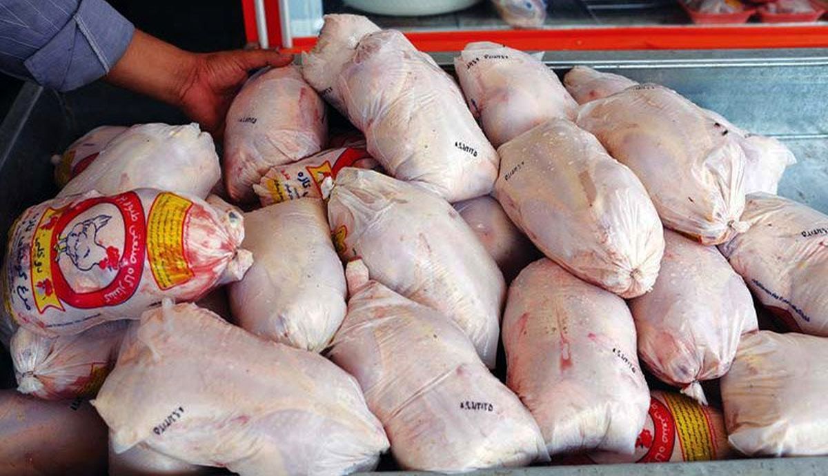 رئیس اتحادیه فروشندگان پرنده و ماهی: فروش مرغ بالاتر از نرخ مصوب تخلف است/ هنوز دولت قیمت جدید را اعلام نکرده