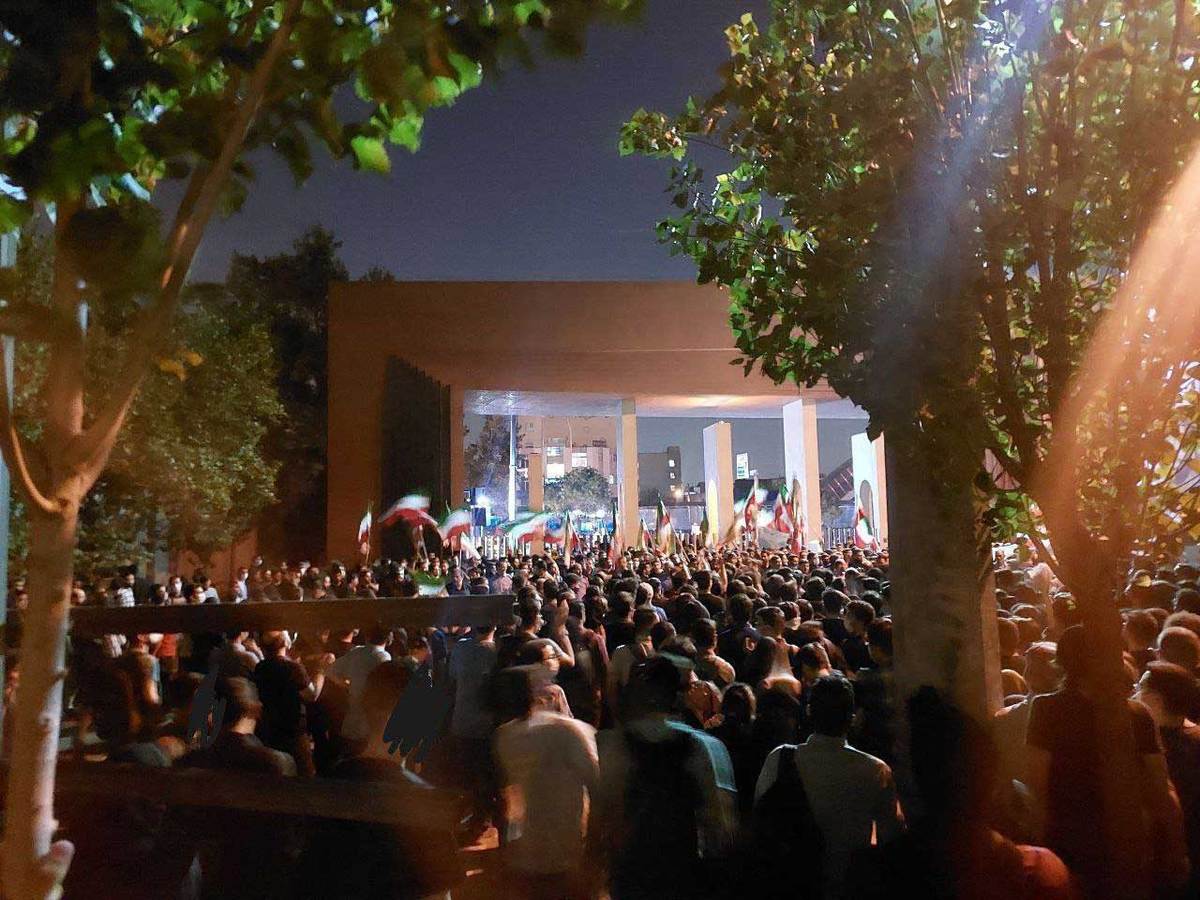 گزارش فارس از اعتراضات دانشجویان در دانشگاه شریف / دانشجویان از دانشگاه خارج شده‌اند
