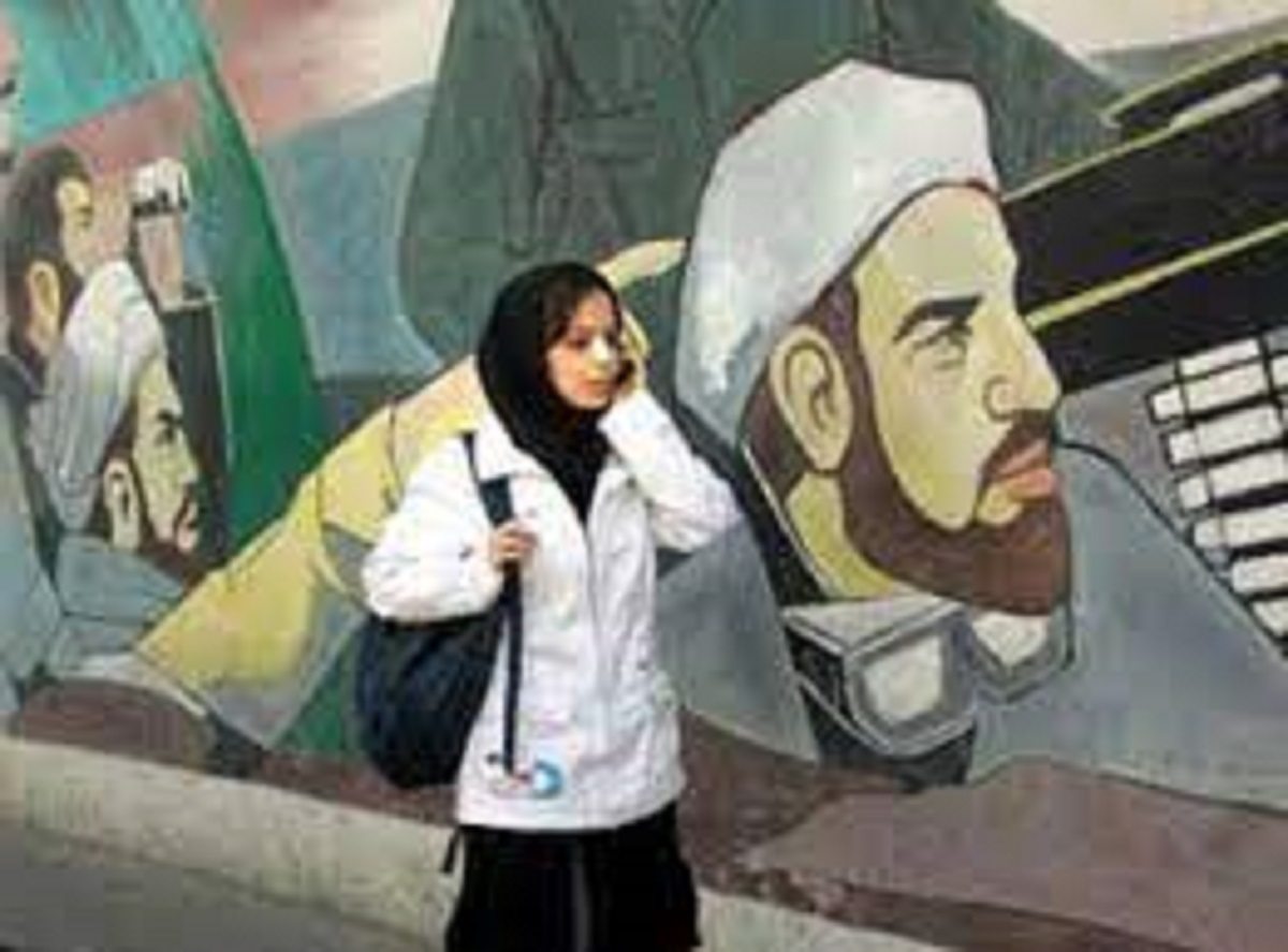 در ایران چاره‌ای جز سیاسی شدن نیست
