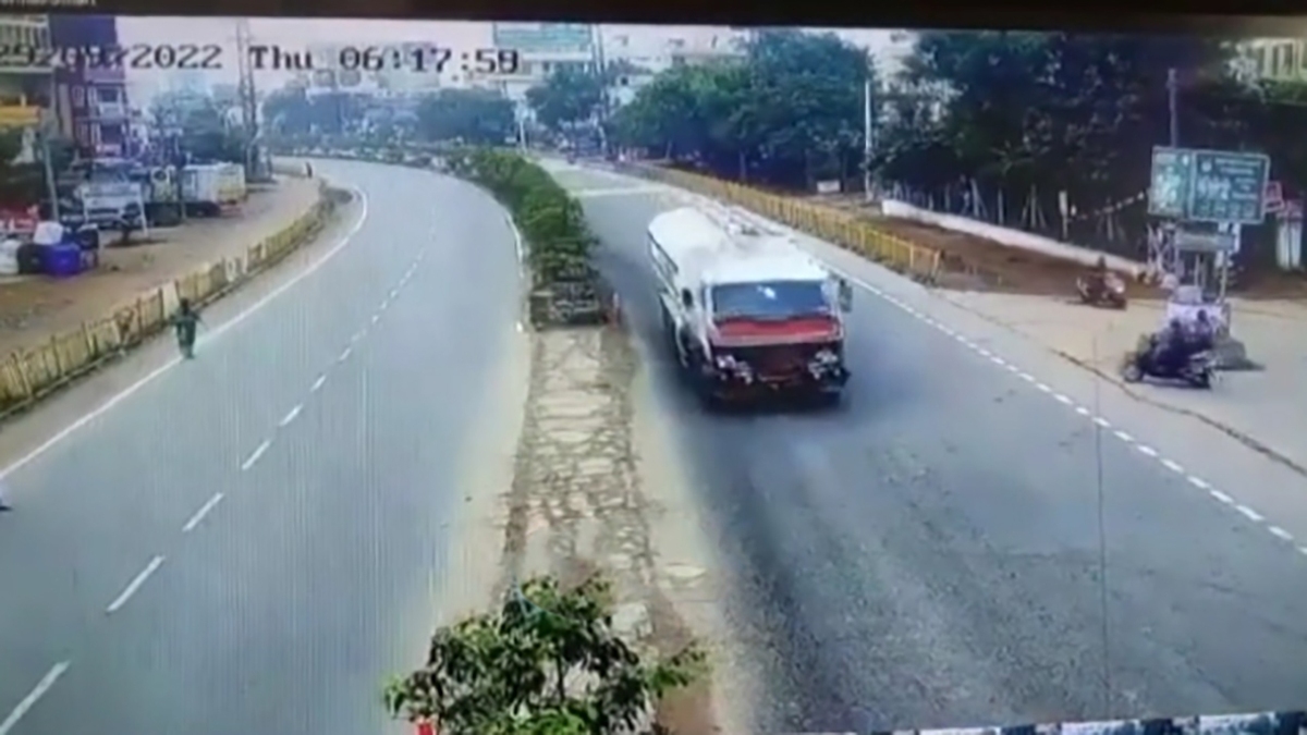 ببینید| تصادف موتور با کامیون در هند