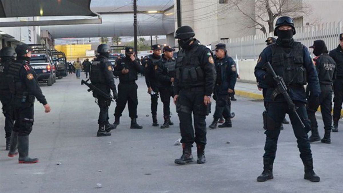 ببینید | مکزیک؛ درگیری مسلحانه دو گروه خلافکار در وسط شهر