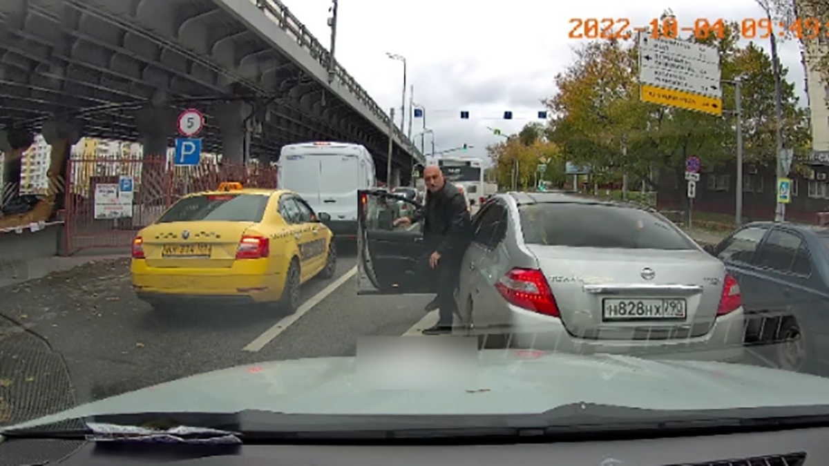 ببینید| مسکو؛ درگیری فیزیکی دو راننده در خیابان