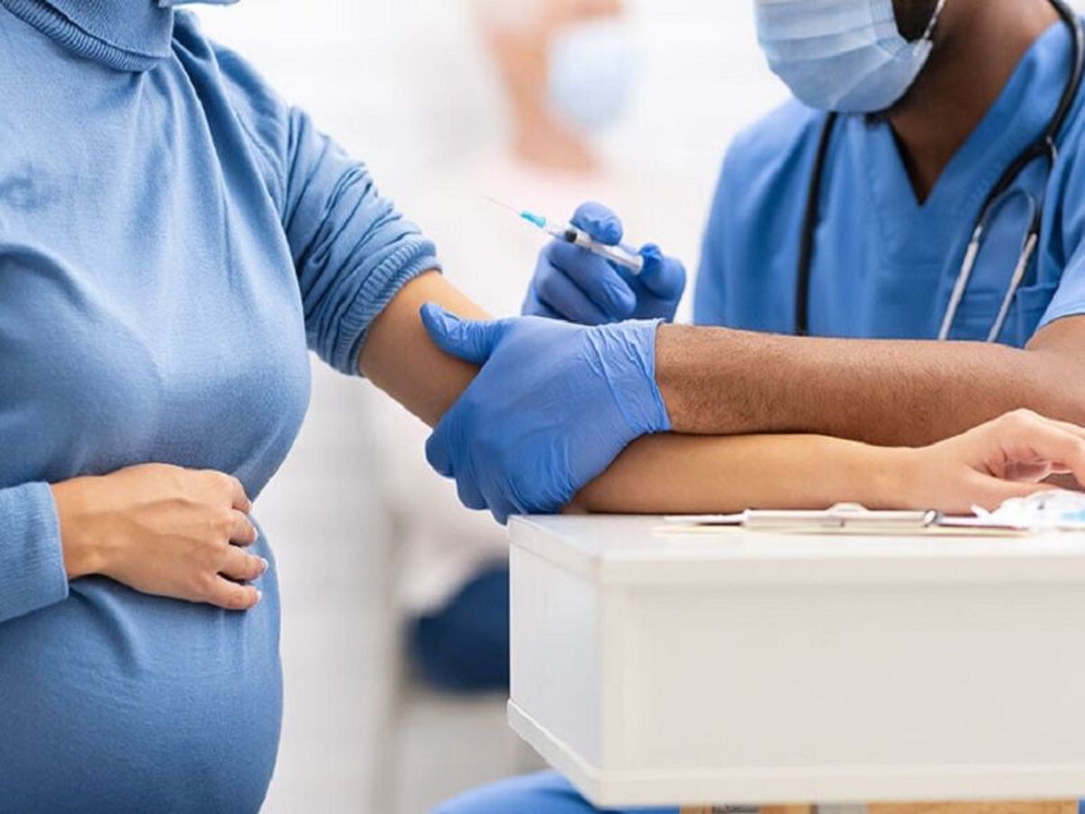 دانشگاه علوم پزشکی: مادران باردار ۴۳ روز پس از زایمان می‌توانند دُز چهارم واکسن کرونا را تزریق کنند