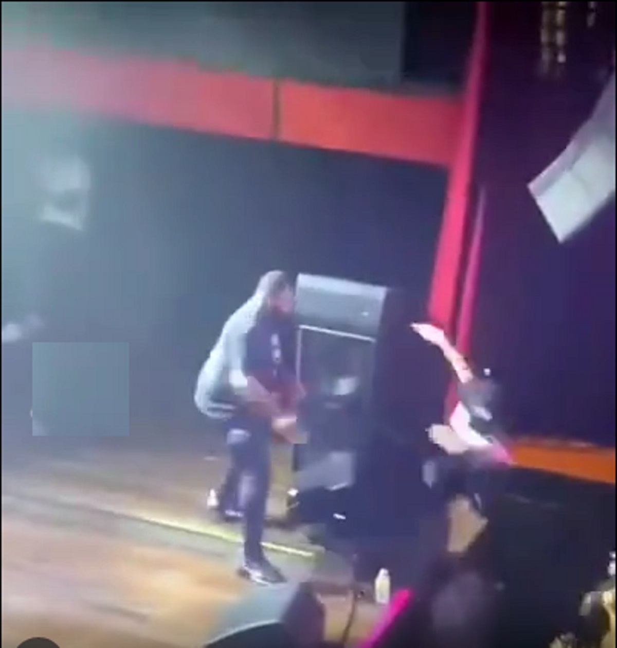 ببینید | پرت کردن جیمی‌جامپی که روی صحنه کنسرت پرید