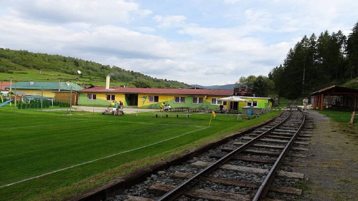 ببینید| عبور قطار از داخل استادیوم فوتبال در اسلواکی
