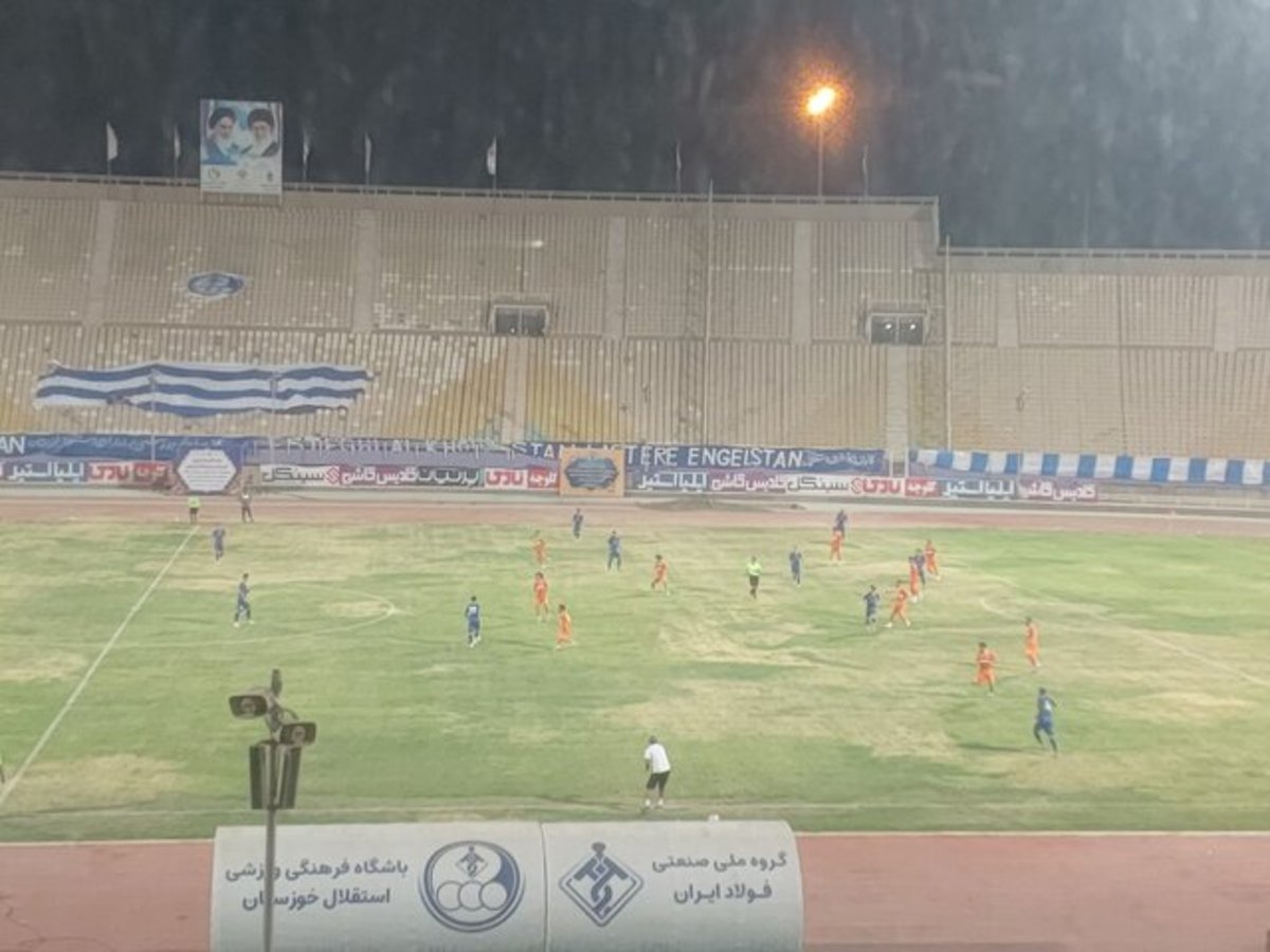 ضرب و شتم مربی استقلال خوزستان توسط محمود فکری (+عکس)