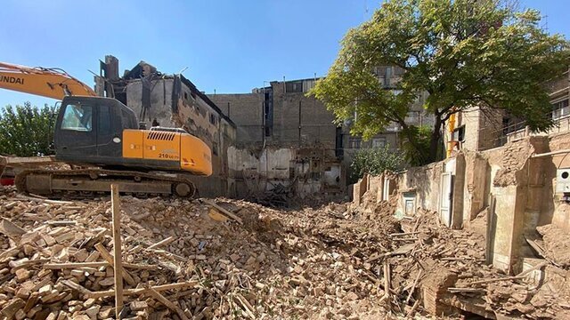 تخریب «کافه ایران» در خیابان انقلاب تهران تخریب «کافه ایران» در خیابان انقلاب تهران