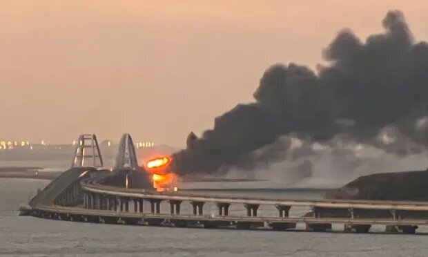 آتش سوزی بزرگ در پل اتصال کریمه به روسیه