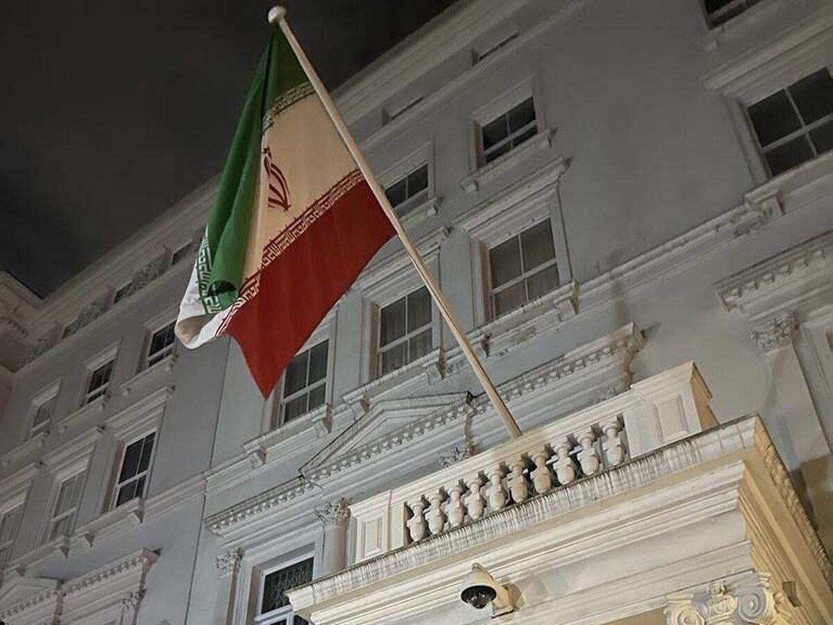 حمله به سفارت ایران در لندن / پرچم پایین کشیده شد