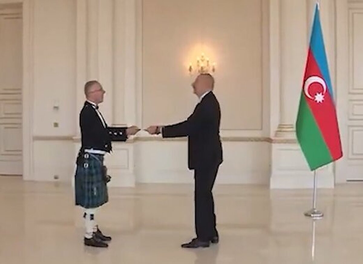 ببینید| پوشش خاص سفیر انگلیس در آذربایجان؛ دامن اسکاتلندی
