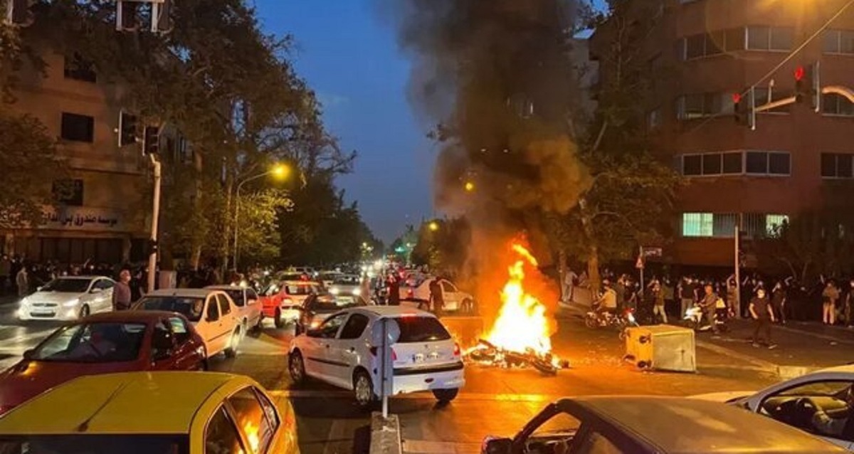 روزنامه جمهوری اسلامی: تجمع و اعتراض را می‌توان حق مردم دانست، ولی کشتن این و آن و تخریب اموال عمومی را نمی‌توان به کسانی که قصد اعتراض و اصلاح دارند نسبت داد