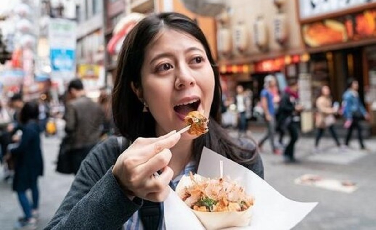 ۷ بلایی که راه رفتن موقع غذا خوردن سرتان می‌آورد