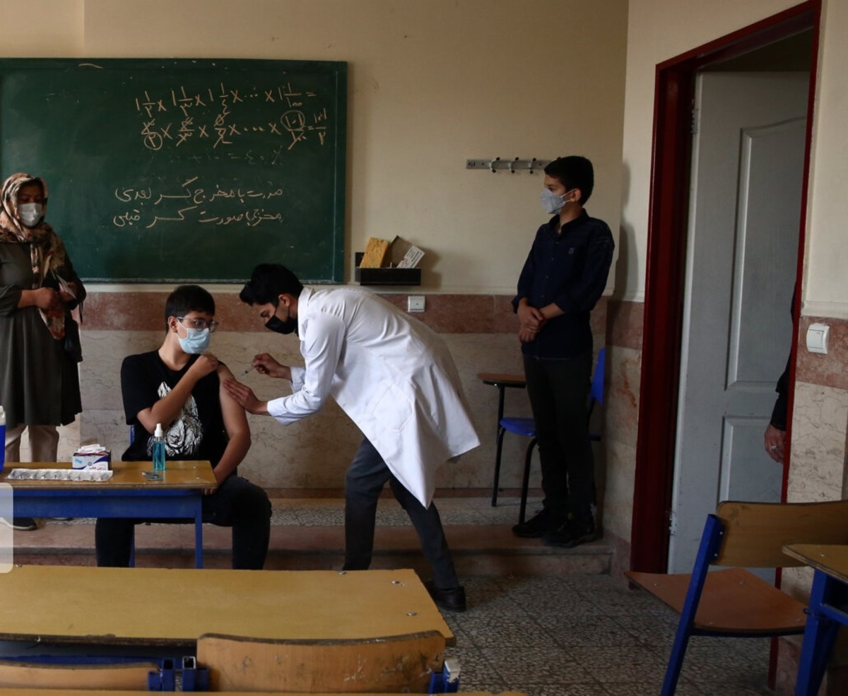 توصیه وزارت بهداشت به تجویز ۲ نوبت واکسن کرونا برای دانش‌آموزان