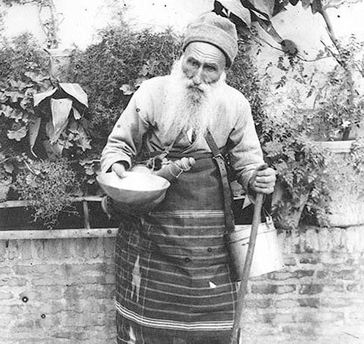 تصاویری از فروشندگان دورهگرد آب در زمان قاجار تصاویری از فروشندگان دورهگرد آب در زمان قاجار