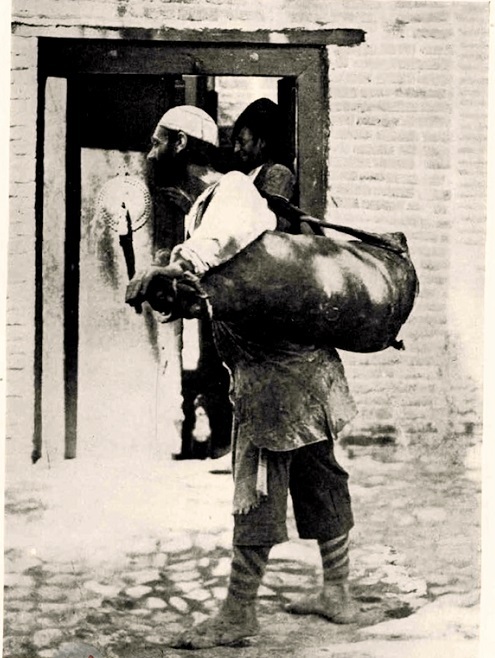 تصاویری از فروشندگان دورهگرد آب در زمان قاجار تصاویری از فروشندگان دورهگرد آب در زمان قاجار