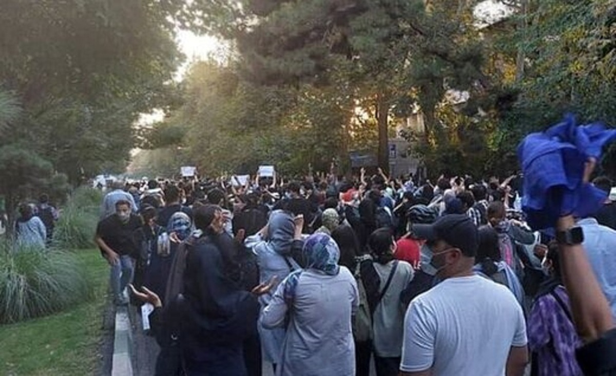 روزنامه جمهوری اسلامی: مسئولان ‌مثل مردم عادی زندگی کنند تا ببینند نارضایتی در جامعه فراوان است/ چرا نسبت به معترضان، انعطاف نشان نمی‌دهید؟