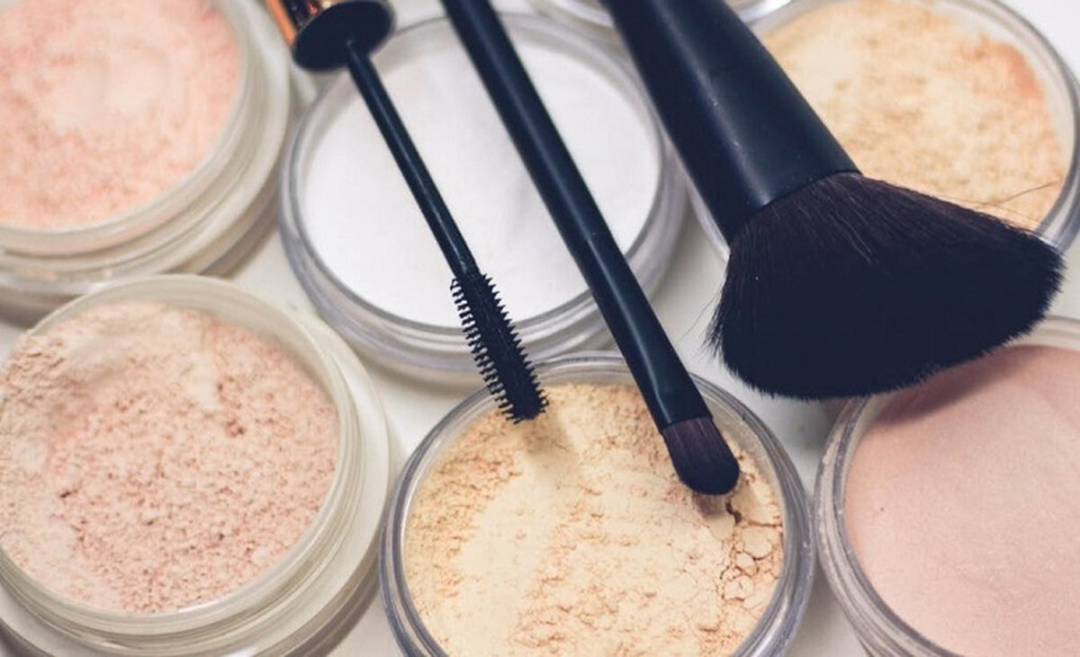 ۷ اشتباه در آرایش که شما را پیر نشان می‌دهد