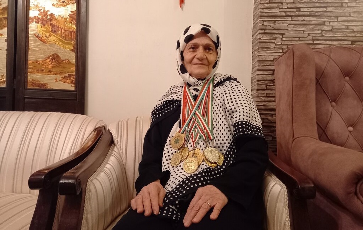 مادربزرگ ۷۵ساله قهرمان شنای پایتخت است (+عکس)