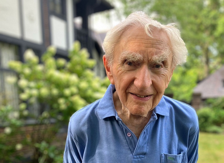 تصاویری از مسنترین پزشک جهان با ۱۰۰سال سن تصاویری از مسنترین پزشک جهان با ۱۰۰سال سن