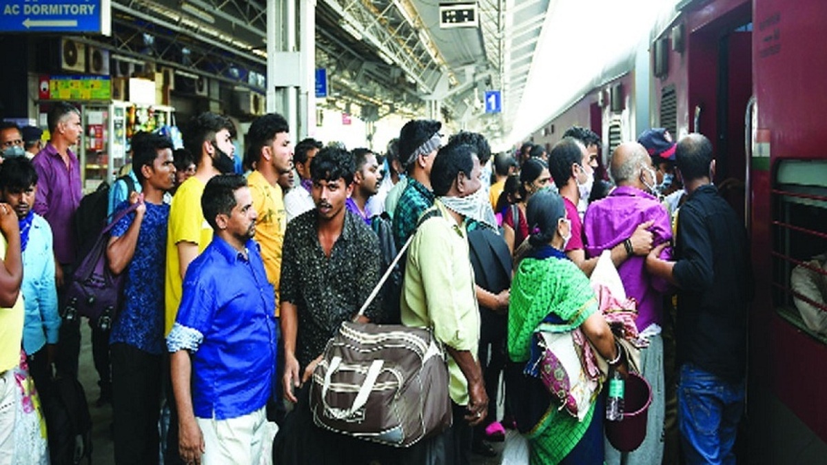 ببینید| شلوغی مترو هند؛ باز شدن درب قطار و هجوم مسافران