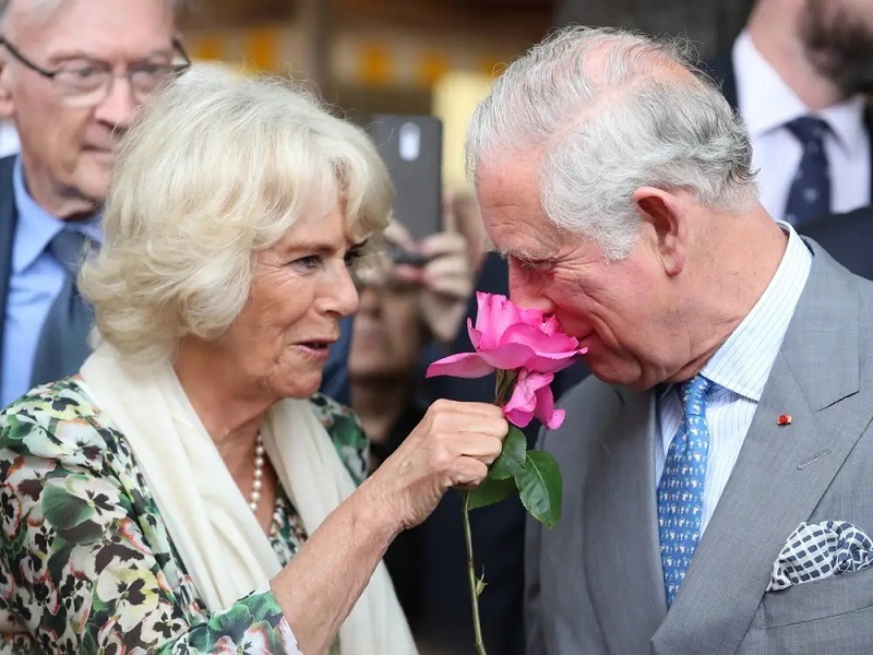 ۱۱ باری که شاه چارلز پروتکل سلطنتی را زیر پا گذاشت