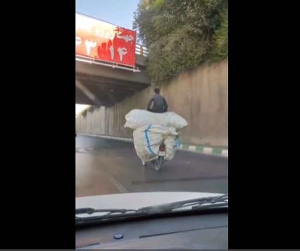 ببینید | کار خطرناک یک موتورسوار در تهران