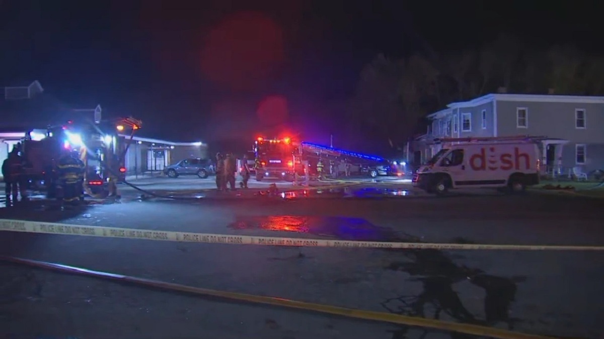 آمریکا/ ۲ کشته بر اثر سقوط هواپیما روی یک ساختمان