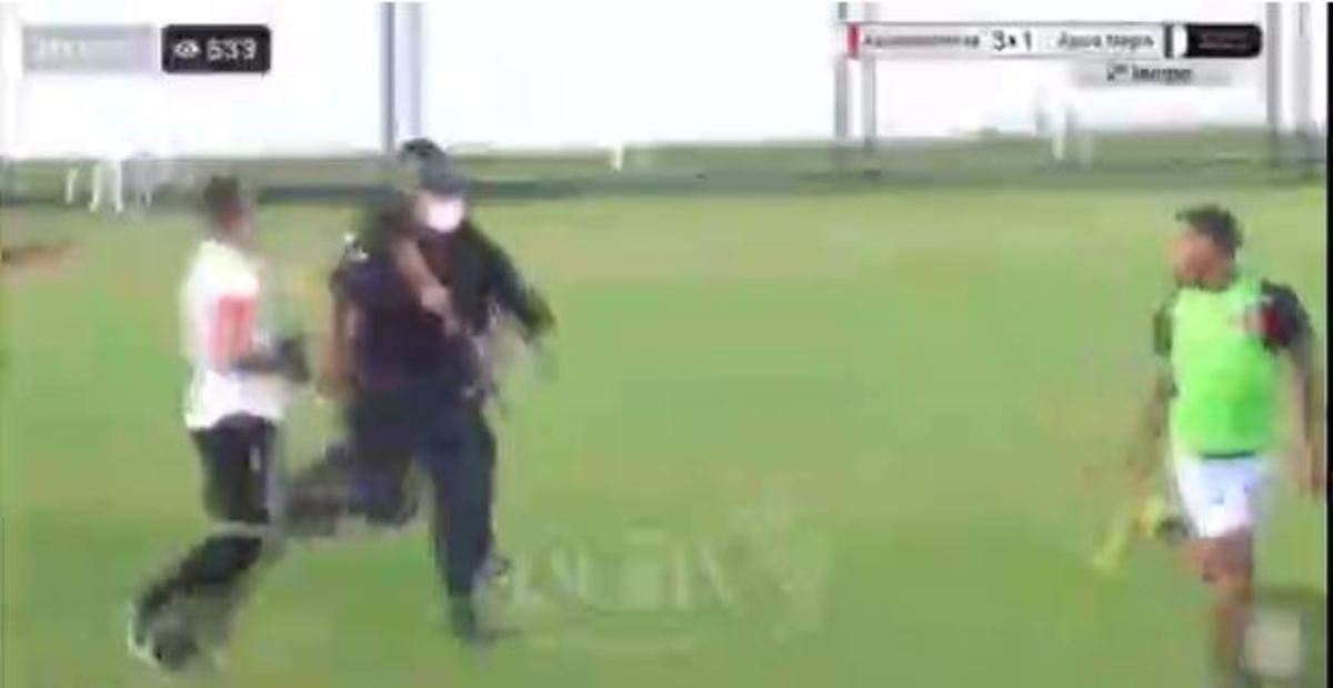 ببینید | تعقیب یک فوتبالیست در زمین با اسلحه توسط پلیس برزیل