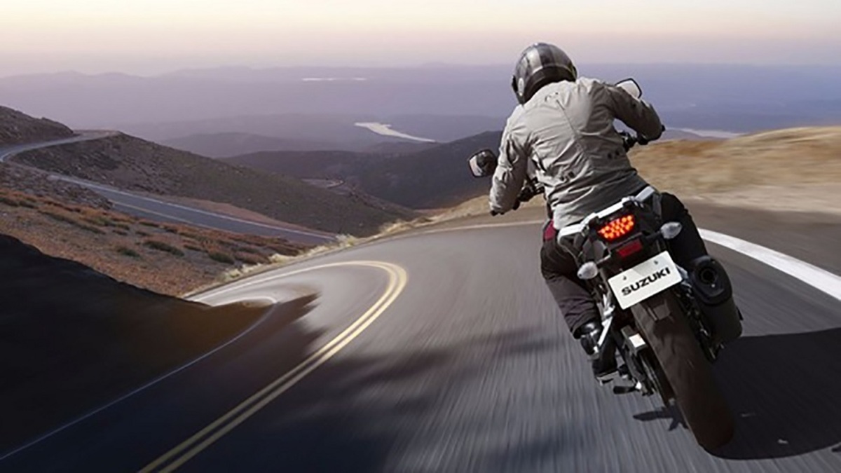 ببینید | جان سالم به در بردن راکب موتور پس از تصادف با تریلی