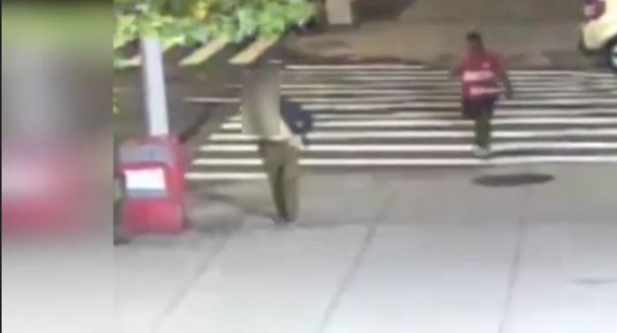 ببینید| زورگیری از پیرمرد در خیابان‌های نیویورک