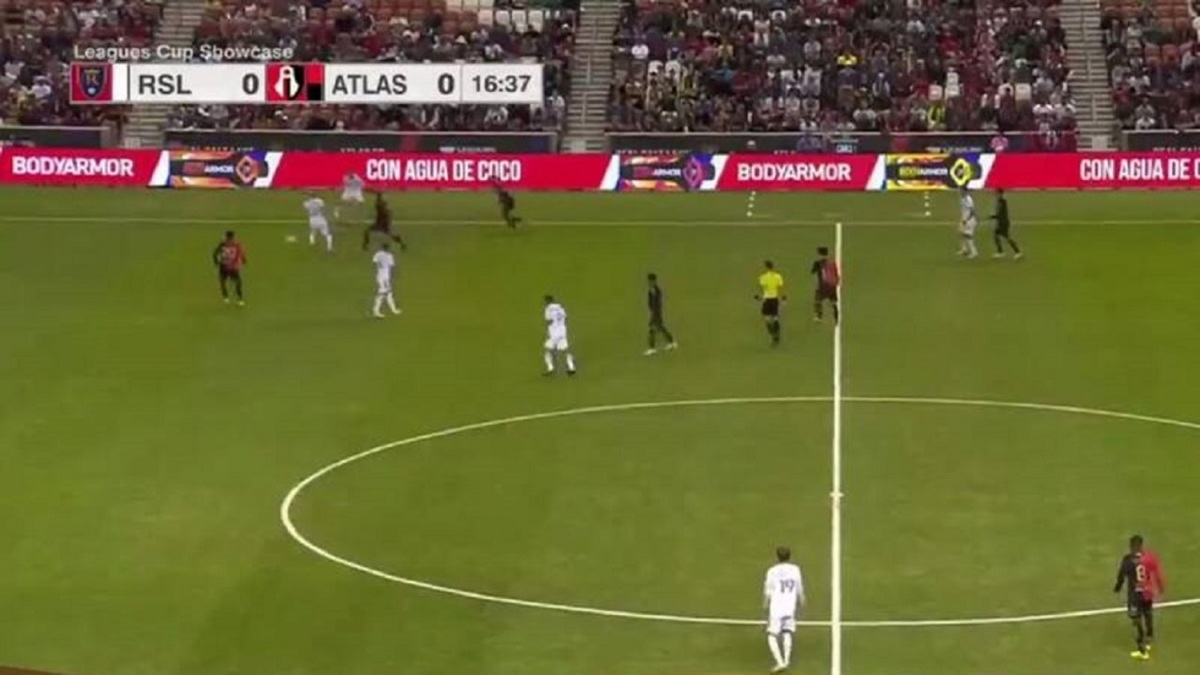 ببینید | سوپر گل تماشایی از فاصله ۶۴ متری در لیگ فوتبال آمریکا