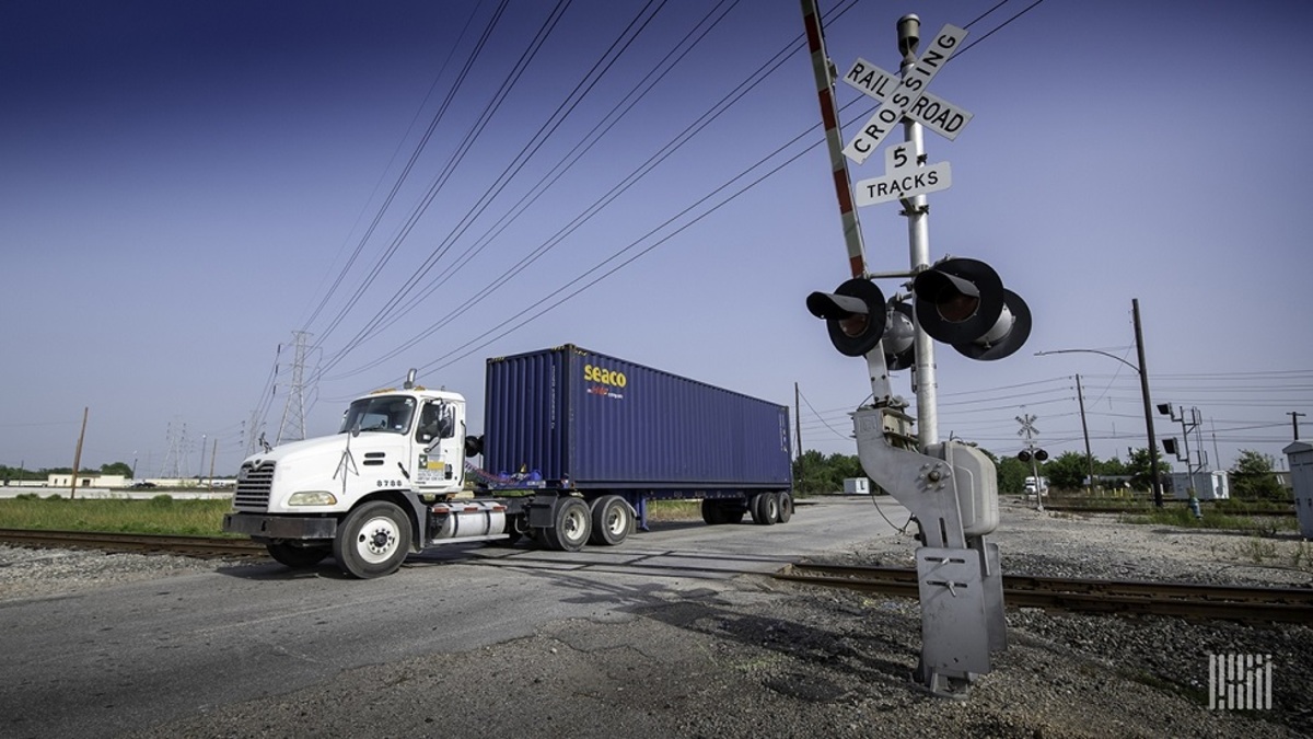 ببینید| لحظه تصادف قطار با تریلی از داخل کابین راننده