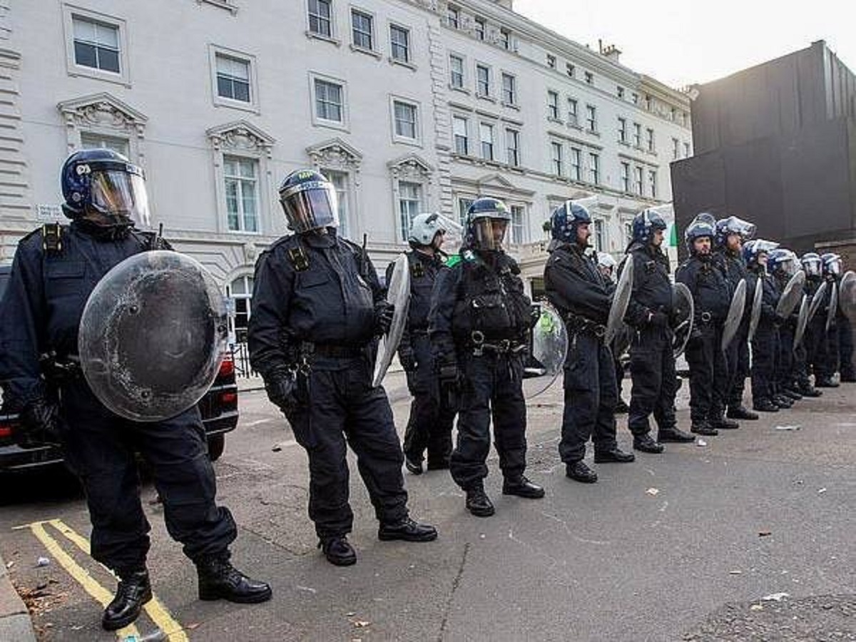 واکنش پلیس لندن به تجمع مقابل سفارت ایران: تاکنون ۱۲ نفر دستگیر شده‌اند / حمله به پلیس و ناامنی را تحمل نمی‌کنیم/ انتشار تصاویر باز برای شناسایی (عکس)