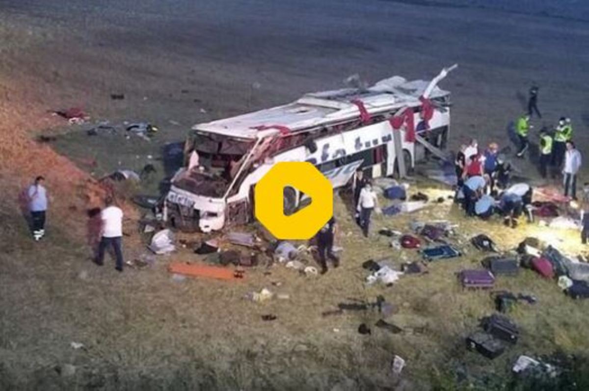 ببینید | لحظه سقوط یک اتوبوس در اثر رانش زمین در پاکستان